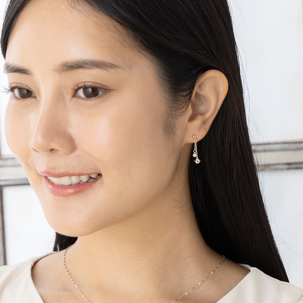 揺れるK10ピンクゴールドチェーンパールピアス｜天使の卵 輝く天使の羽
