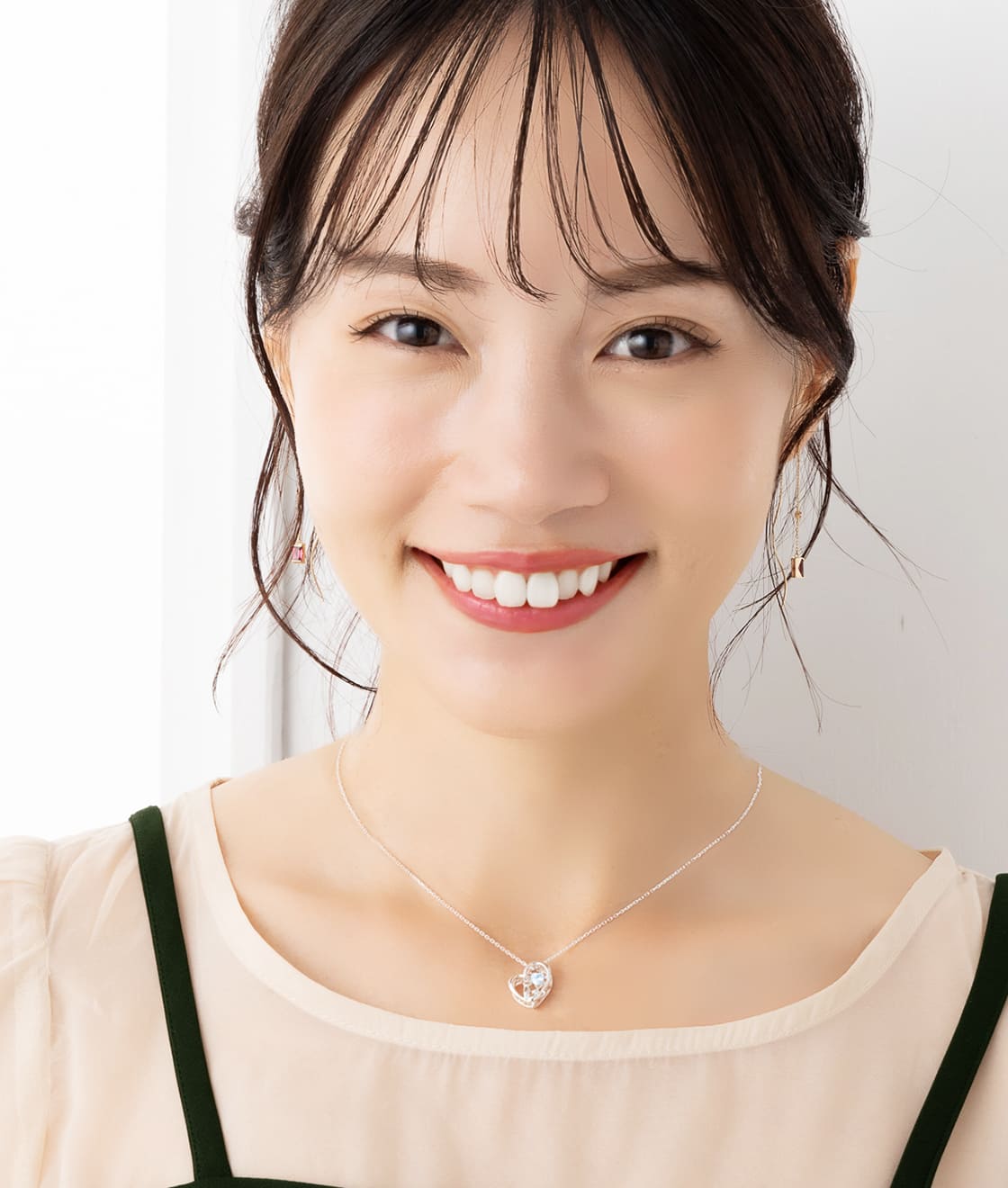 ネコが幸せを運ぶハートのネックレス
